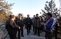 國家旅游局局長李金早到恩施大峽谷調(diào)研
