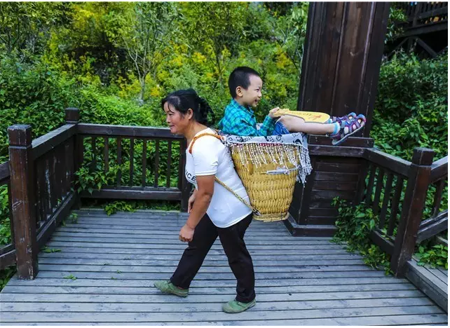 人民網(wǎng)：景區(qū)現(xiàn)“背孩工”新職業(yè) 村民懸崖絕壁背小孩掙錢