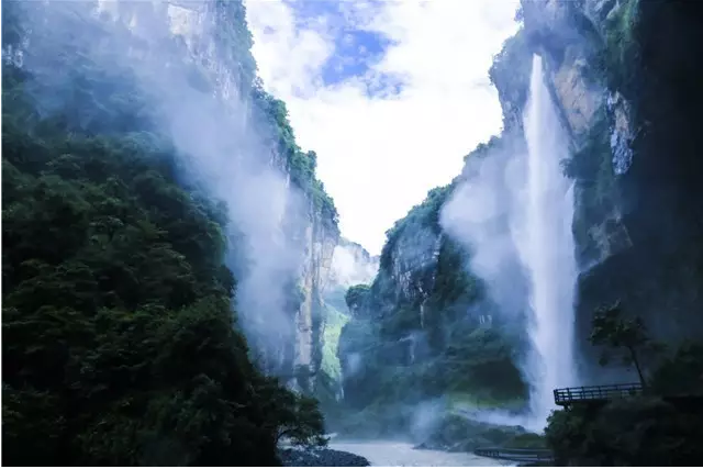 穿梭于祖國(guó)腹地的仙境，合不攏嘴邁不開腿……