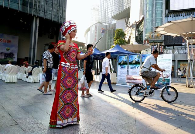 恩施大峽谷熱氣球旅游節(jié)“小飛峽環(huán)游”尋愛之旅走進(jìn)重慶