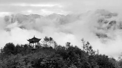 峽谷蒼蒼煙雨中