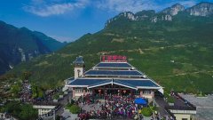 黃金周第四天，恩施大峽谷持續(xù)火爆，秋景如畫，游人如織