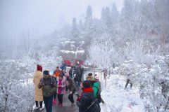 恩施大峽谷景區(qū)全體員工掃雪除冰保暢通