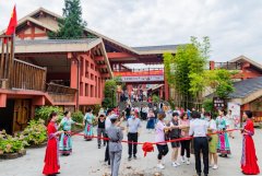 大峽谷獻(xiàn)禮百年華誕，廣之旅2000人旅游團(tuán)走進(jìn)恩施