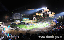 中國最大峽谷山水實(shí)景劇《龍船調(diào)》在大峽谷首演