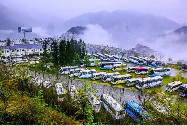 清明遠(yuǎn)足踏青盛行，恩施大峽谷迎春季出游新高峰